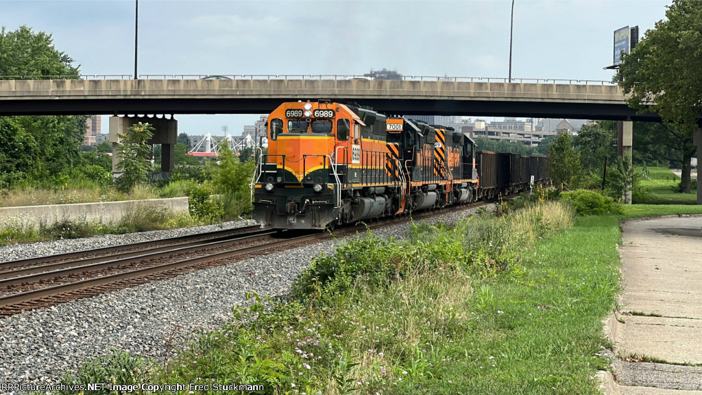 WE 6989 shoves under Thornton St. at CSX BG131.